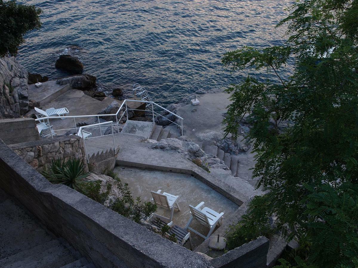 Bajo - Free Parking *